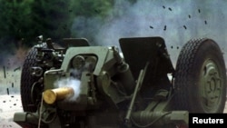 Перші 122-мм гаубиці були виготовлені для боснійської армії в рамках програми «Equip and Train», що фінансується США, в Нові Травніку, Боснія, в 1997 році