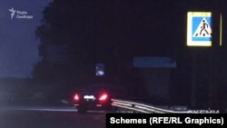 Далі Mercedes звертає з траси, проїжджає центральні ворота, які ведуть до маєтку Ахметова, і сповільнюється