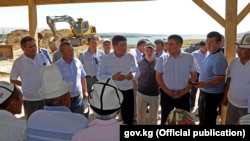 Сооронбай Жээнбековдун аймактарды кыдырып жүргөн учуру.