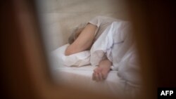 O decizie a Ministerului Sănătății îi repartizează pe unii pacienți psihiatrici în centre la peste 500 km distanță de domiciliu. E propusă și internarea minorilor la Săpoca, spital de psihiatrie și pentru urgențe, unde nu există însă o secție pediatrică. (Imagine generică)