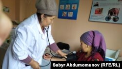 Баткендик дарыгер айым бейтапты көрүүдө.