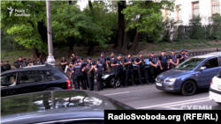 Автомобіль взяли в оточення