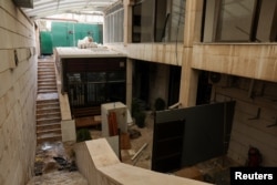 اسناد پاره‌شده و پراکنده در ساختمان سفارت ایران در دمشق