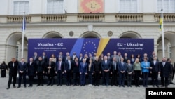 Верховная представительница ЕС по иностранным делам и политике безопасности Кая Каллас, глава правительства Украины Денис Шмыгаль и главы МИД ЕС и Великобритании во время встречи Украина-ЕС во Львове, 9 мая 2025 года