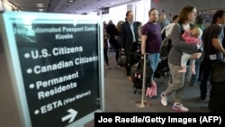 برنامهٔ معافیت روادید، به مسافران ۴۲ کشور، که بیشتر آن‌ها در اروپا هستند، اجازه می‌دهد حداکثر تا ۹۰ روز بدون روادید به آمریکا سفر کنند