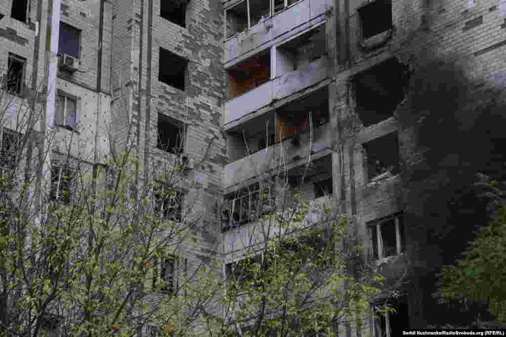 На фасаді будинку видно чорний слід від вибуху та загоряння