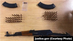 ავტომობილის ჩხრეკისას ამოღებული იარაღი, რითაც ჟურნალისტის მკვლელობა იგეგმებოდა