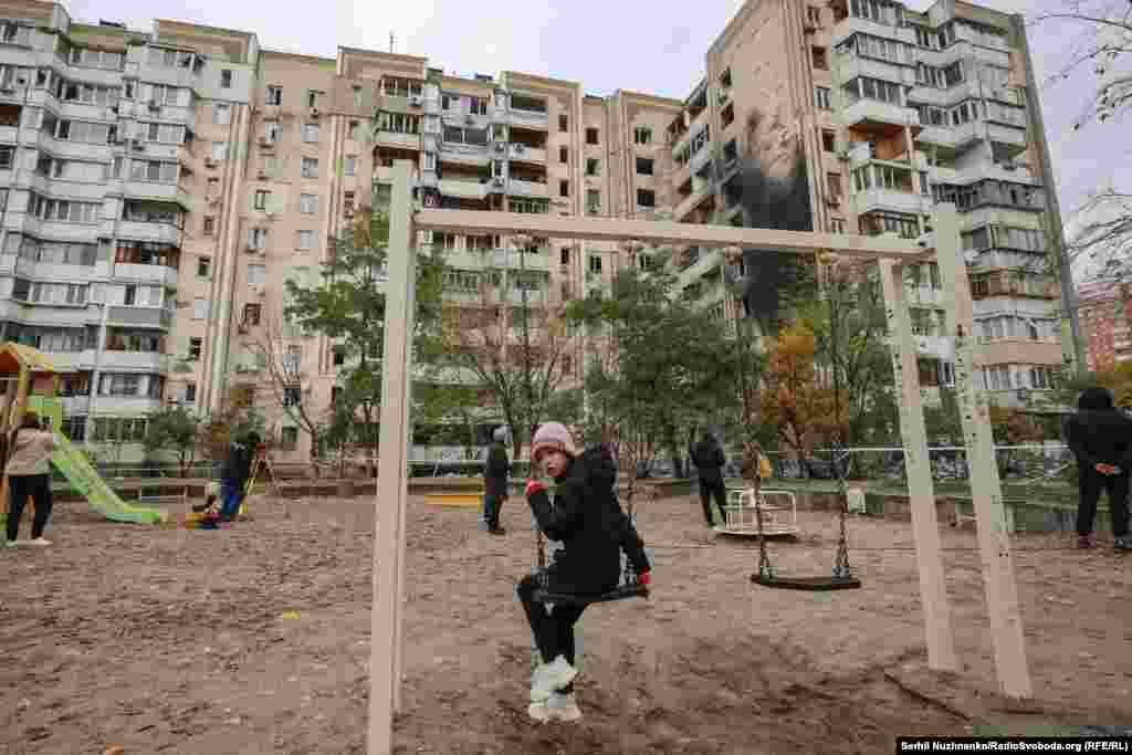 На ранок після атаки у дворі цієї багатоповерхівки гуляють діти