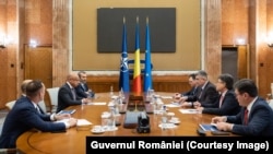 În septembrie 2023 avea loc o întâlnire între prim-ministrul Marcel Ciolacu (al doilea din capăt, în dreapta) și conducerea combinatului siderurgic Liberty Steel Galați. La întâlnire era prezent și principalul acționar, omul de afaceri Sanjeev Gupta (al doilea din capăt, stânga)