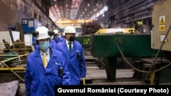 Primul ministru Ludovic Orban în vizită la combinatul siderurgic Liberty Steel Galați, în 2020. Ministrul Economiei, Energiei și Mediului de Afaceri semna un memorandum cu conducerea Liberty Galați referitor la planurile de investiții în combinat.