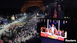 Кадър от церемонията по откриването на Олимпийските игри в Париж. На екрана се вижда част от сегмента с бог Дионис, който беше оприличен на "Тайната вечеря". 