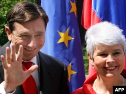 Pahor (Borut) je potpisao jedan ugovor u kojem Slovenija unapred daje pravo Hrvatskoj da uđe u EU a onaj deo koji se odnosio na granicu i koji je bio za nas presudan, Hrvati nisu nikada ispunili.' (Borut Pahor i bivša premijerka Hrvatske Jadranka Kosor)