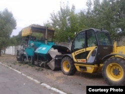 Фото автора: «націоналізована «дорожня техніка, яка залишилася після «Євро 2012» в Україні