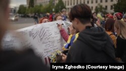 Учасники пишуть на банері імена загиблих українців, Берлін, 24 серпня 2025 рік