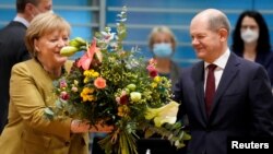Букет від наступника: Анґела Меркель та Олаф Шольц