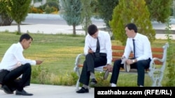 Turkmenistan. weekly photos 36th (hepte) week. boys , cellphone , park , bank , students