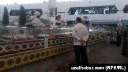 Illýustrasiýa suraty. Aşgabatda bir bazar.
