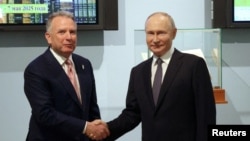 Спецпосланник на Близькому Сході Стів Віткофф (л) та російський керманич Володимир Путін