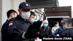 Мигранты и сотрудники полиции у здания Посольства Кыргызстана в Москве. 