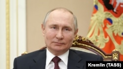 Președintele rus Vladimir Putin răspunde amuzat de acuzațiile făcute de președintele american Joe Biden, cu o parafrază după replicile date în copilărie, în certurile din curtea școlii: „Cine zice, ăla e”. 