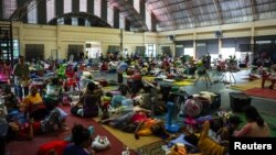 Люди в укритті під час бойових дій між Таїландом і Камбоджею, Сурін, Таїланд, 25 липня 2025 року