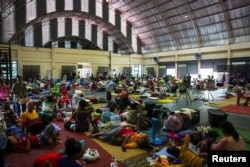 Эвакуированные вглубь территории Таиланда из приграничных районов тайские семьи. Провинция Сурин, 25 июля 2025 года