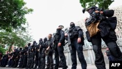 فرانسوي پولیس د پیرې پر مهال