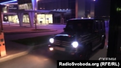 Кортеж Медведчука від'їжджає від VIP-терміналу аеропорту «Київ»