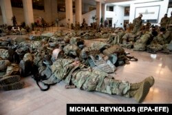 اعضای گارد ملی در بیرون ساختمان کانگرس امریکا