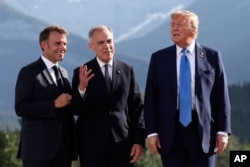 Президент Франції Емманюель Макрон, прем'єр-міністр Канади Марк Карні та президент США Дональд Трамп на саміті G7 у Кананаскісі, Канаді, 16 червня 2025 року