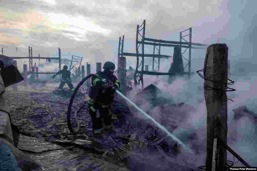 Рятувальники працюють на місці влучання по складу у Нових Петрівцях