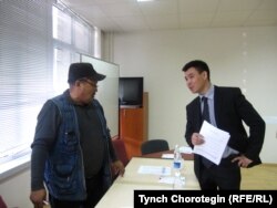 Кыргызстандагы интернет кыймылынын жигердүү өкүлдөрүнүн бири Жаныбек Жанызак жана Рахат Сабырбеков. 30.3.2011.