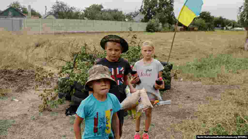 Яшчэ з 2014 году дзеці ва Ўкраіне гулялі ў блёкпасты – імітуючы апорныя пункты блакаваньня шляхоў для варожых сіл. Дзіцячы «блёкпост» у сяле Шаўчэнка Данецкай вобласьці (цяпер сяло на часова акупаванай тэрыторыі), непадалёк ад Пакроўску, жнівень 2022 году