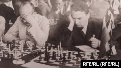 Владимир Петров (справа) на шахматной олимпиаде в Варшаве, 1935 г.