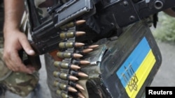 Ілюстраційне фото. Український військовослужбовець охороняє контрольний пункт біля Донецька, 11 серпня 2014 року