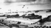 Fotografie de arhivă, realizată pe 6 iunie 1944. Soldați aliați descarcă echipamente pe plaja Omaha, în Normandia, în nord-vestul Franței, după invazia inițială din Ziua Z. 