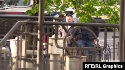 25 квітня одразу після Суркісів закриту територію Генпрокуратури залишив і народний депутат Олександр Грановський