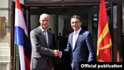 Mинистерот за надворешни работи на Македонија, Никола Димитров денеска се сретна со министерот за надворешни работи на Кралството Холандија, Стеф Блок, кој престојуваше во посета на Македонија.