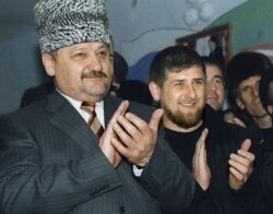 Ahmad Kadirov (levo) sa sinom Ramzanom u martu 2004. godine