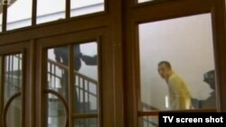 Гражданин Узбекистана  Хусниддин Шодиев эскортируется в зал Верховного суда. Прага, 22 марта 2010 года.  