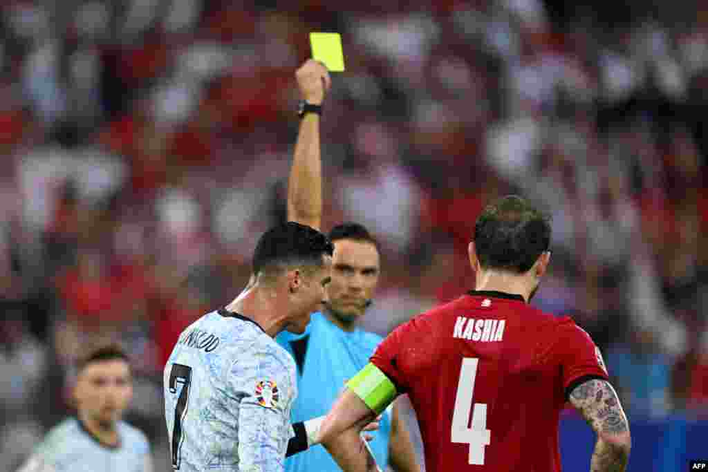 На 28-й минуте матча Роналду получил желтую карточку&nbsp;за споры с арбитром