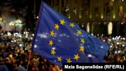 Архивное фото: флаг Евросоюза на одном из митингов