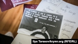 На архивном снимке Бекир Умеров у себя дома в поселке Крымск (Краснодарский край) во время голодовки. На стене за кроватью – агитационный плакат с цитатой Ленина о праве наций на самоопределение