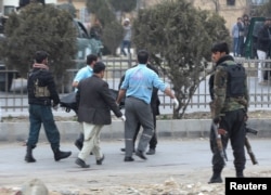 انتقال جسد یکی از قربانیان حادثه دیروز توسط پولیس کابل