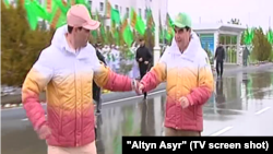 Prezident Gurbanguly Berdimuhamedow ylgaw ýaryşynda ogly Serdara estafeta taýajygyny gowşurýar, fewral, 2018-nji ýyl, Türkmenabat şäheri. Döwlet telewideniýesinden alnan surat