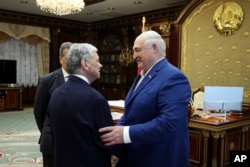 Фактичний очільник Білорусі Олександр Лукашенко (праворуч) і спеціальний представник президента США Джон Коул під час зустрічі в Мінську, 11 вересня 2025 року