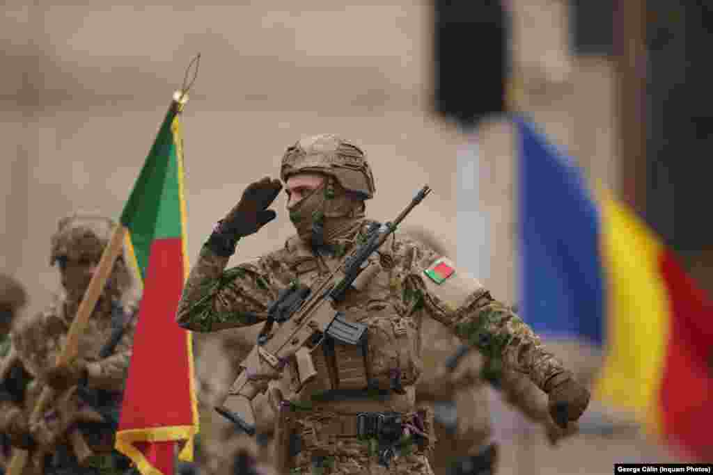 Militari portughezi participanți la parada națională de Ziua României, din București. Portugalia contribuie cu forțe la misiunile de apărare a României, ca aliat NATO.