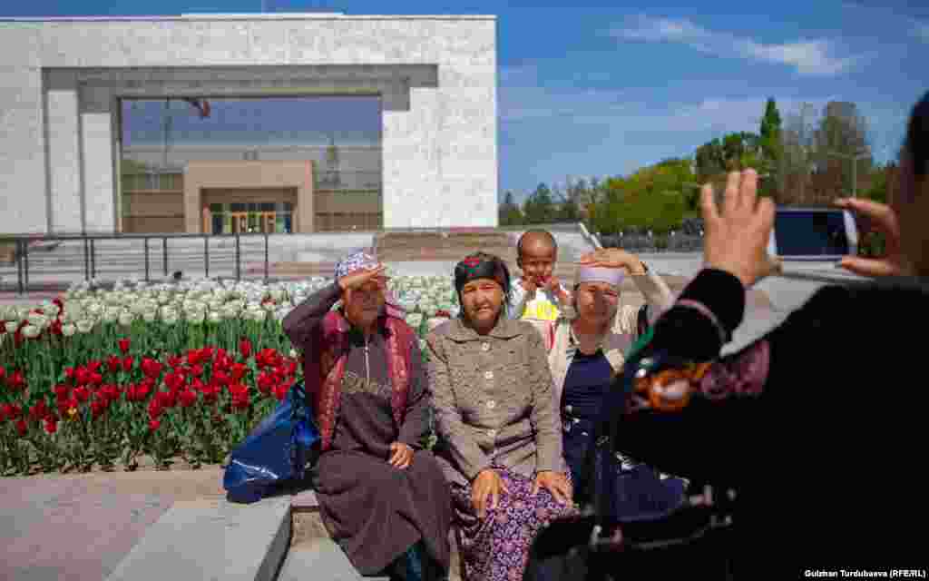 Жоогазындар менен сүрөткө түшкөн апалар.&nbsp;