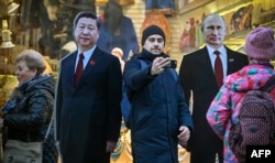 Картонні фігури голови КНР Сі Цзіньпіна та російського президента Володимира Путіна на вулиці Арбат у Москві. 15 листопада 2023 року