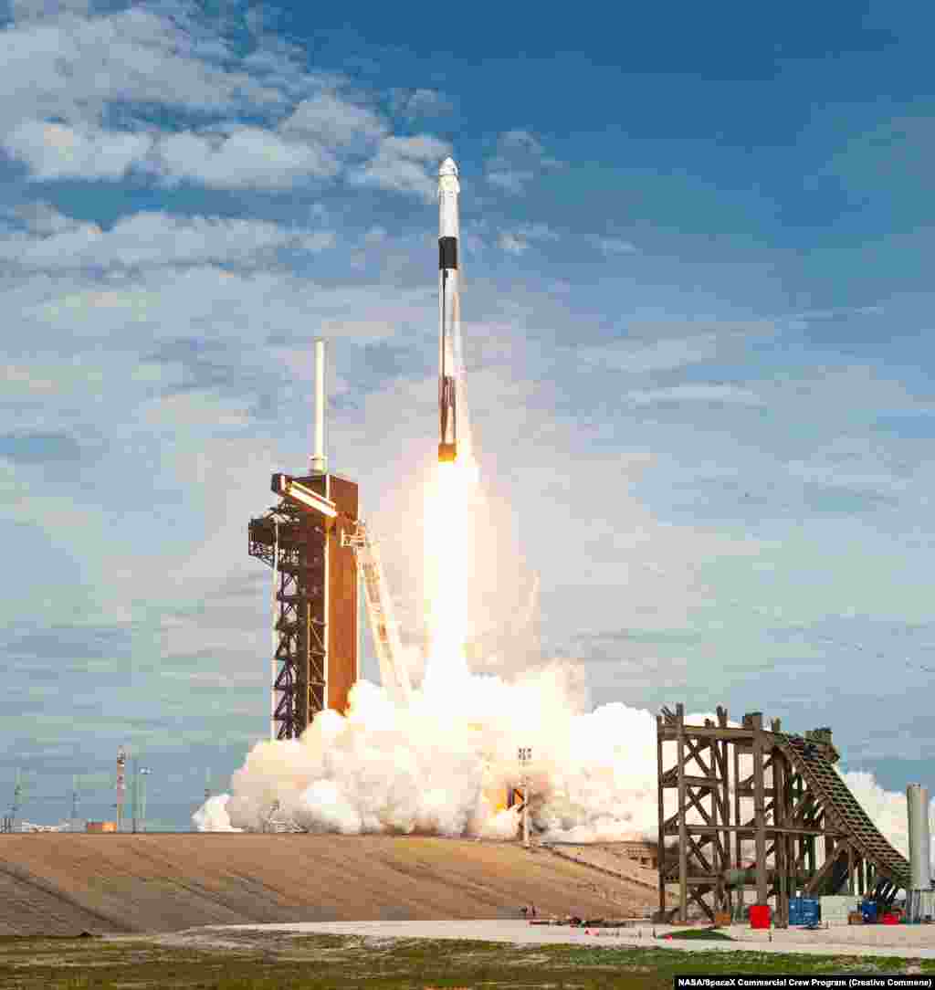 Капсулата ќе биде поставена на ракетата SpaceX Falcon 9, прикажана тука за време на лансирањето во јануари 2020 година. Изминативе девет години, НАСА и плаќаше на Русија скоро 86 милиони американски долари за место за да ги испрати своите астронаути во вселената, откако 30-годишната програма на американскиот &bdquo;Space Shatle&ldquo; беше повлечена во 2011 година. &nbsp;